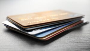 Kreditkarten und ihr Verfügungsrahmen: Darauf kommt es an Ein Stapel mit Kreditkarten. (c) AdobeStock