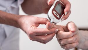 Diabetes: Neuer Ratgeber der MedUni Wien zu Diagnose, Therapie und Prävention Die Hand eines Arztes, der den Blutzucker eines Patienten am Finger misst. (c) AdobeStock