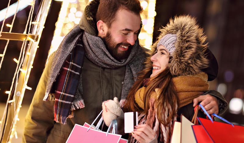 VKI-Tipps: Was tun, wenn das Weihnachtsgeschenk nicht passt? 1 Ein Paar, das sich beim Kaufen von Weihnachtsgeschenken gegenseitig anlacht.
(c) AdobeStock