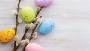Bunte Ostereier und Palmkätzchenzweige. (c) AdobeStock