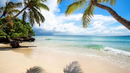 Vor der Reise ist nach dem Impfpasscheck – selbst in Europa sollten die Standardimpfungen immer aktuell sein Ein menschenleerer Sandstrand in der Karibik. (c) AdobeStock