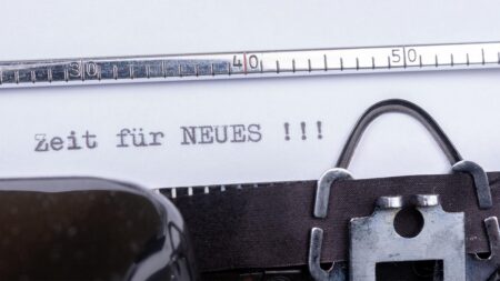 Zukunft beginnt im Kopf – Warum wir »NEU« denken müssen Ein Blatt in einer alten Schreibmaschine, auf dem "Zeit für Neues" steht. (c) AdobeStock