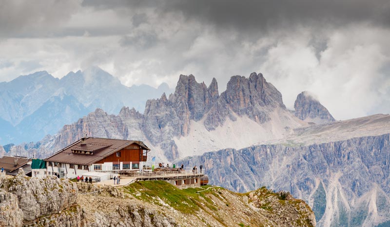 Reservierung nicht vergessen – Tipps für den nächsten Hüttenbesuch 2 Eine Berghütte in den Dolomiten.
(c) AdobeStock