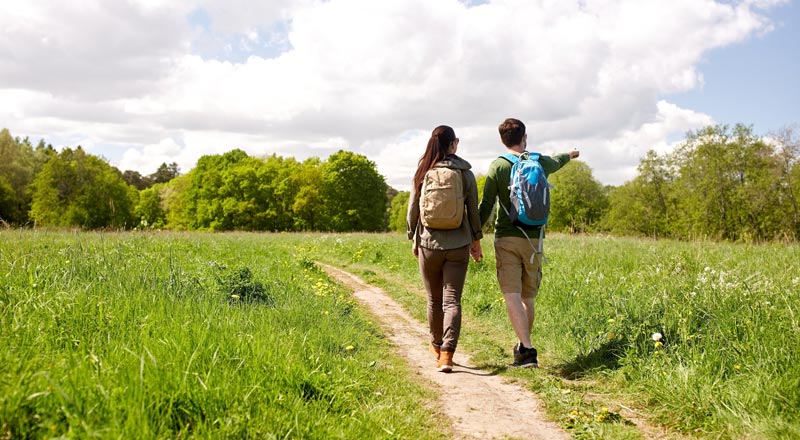 Die stille Revolution des Wanderns: Flachland und sanfte Hügel im Trend 1 Ein Paar beim Wandern auf einem Feldweg, Stichwort Flachlandwandern.
(c) AdobeStock