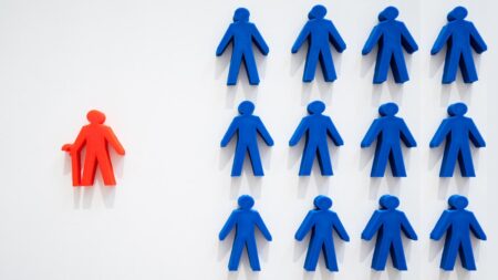 Altersdiskriminierung vorbeugen – für ein respektvolles Miteinander Grafik: ein rotes Männchen mit Gehstock steht zahlreichen blauen gegenüber. (c) AdobeStock
