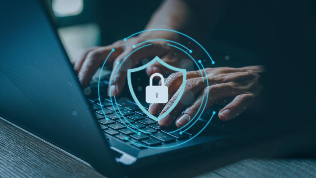 Illustration: die Hände eines Mannes auf einer Laptoptastatur, darüber in Schloss. (c) AdobeStock