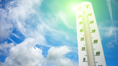 Ein Thermometer, vor der heißen Sommersonne. (c) AdobeStock