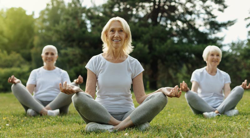 Zu heiß zum Verweilen: Wie die Gestaltung von Grünflächen die Lebensqualität älterer Menschen verbessern kann 2 Drei ältere Frauen beim Joga in einem Park, Stichwort Grünflächen.
(c) AdobeStock