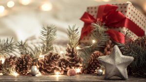 Geschenk, Tannenzweige, Tannenzapfen. (c) AdobeStock