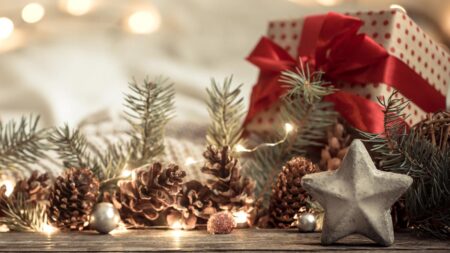 Damit sie nicht auf Weihnachtsgeschenken, Gutscheinen & Co. sitzenbleiben Geschenk, Tannenzweige, Tannenzapfen. (c) AdobeStock