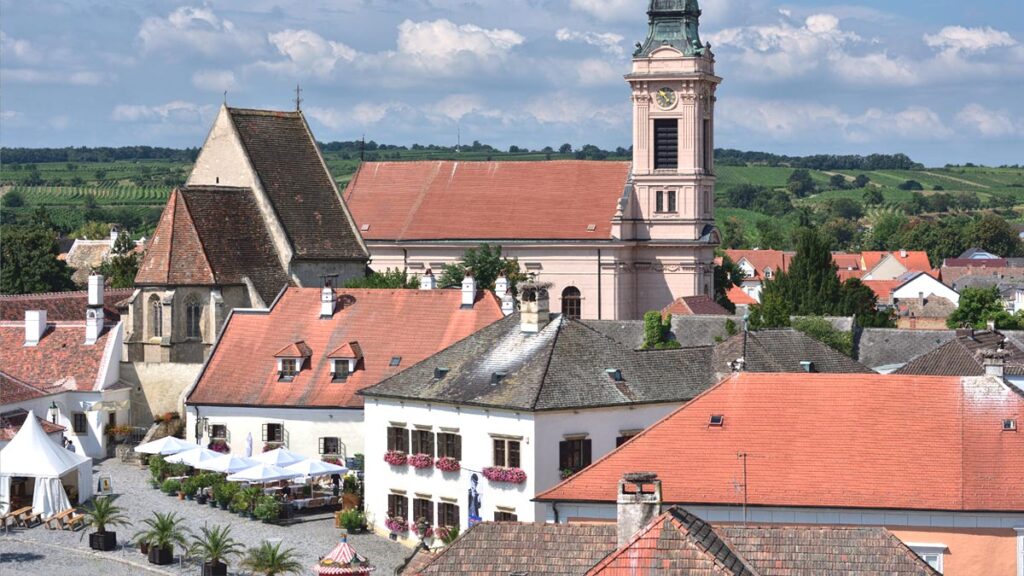 Kommunale Pflegestrategie 2026: Warum die Pflege der Zukunft Nähe braucht Idyllischer österreichischer Ortskern als Symbol für Heimat und die zentrale Rolle der Gemeinde in der Pflegevorsorge. (c) AdobeStock