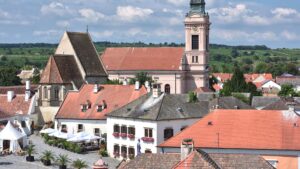 Idyllischer österreichischer Ortskern als Symbol für Heimat und die zentrale Rolle der Gemeinde in der Pflegevorsorge. (c) AdobeStock