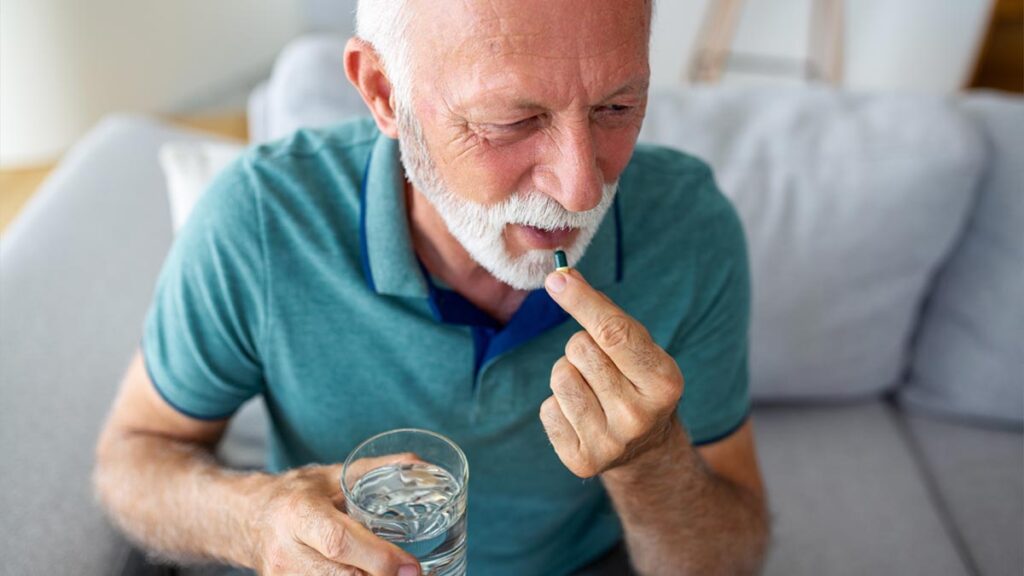 2,5 mg oder 25 mg? Warum der Medikationsplan ärztliche Plausibilitätsprüfung braucht Ein älterer Mann mit weißem Vollbart beim Einnehmen einer Tablette. (c) AdobeStock