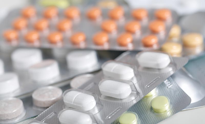 Unterschiedliche Tabletten auf einem Haufen, Stichwort Medikationsplan.(c) AdobeStock