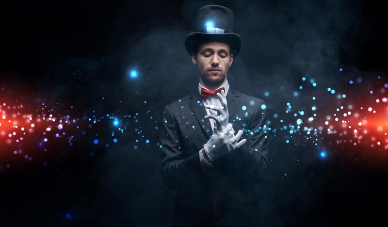 Digital-Marketing: Die nackte Wahrheit nach 25 Jahren an der Front 2 Ein Magier in dunklem Anzug mit Zylinder lässt blaue und rote Lichtfunken zwischen seinen Händen schweben; Symbol für die Wirkung von Storytelling, Stichwort Digital-Marketing.
(c) AdobeStock