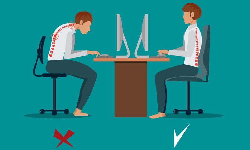 Eine Illustration zeigt zwei Personen am Computer. Die linke Person hat eine gekrümmte Haltung (falsch), die rechte Person eine aufrechte Haltung (richtig).
(c) AdobeStock