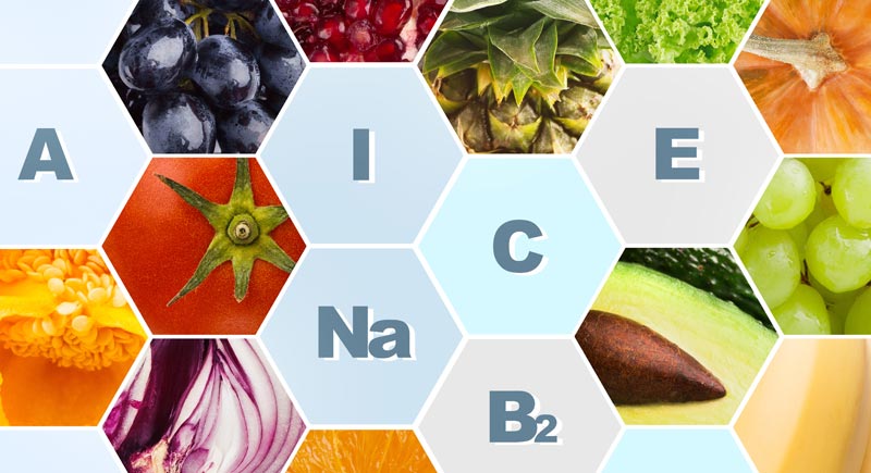 Vitaminmangel Symptome: Warum Sie trotz Schlaf ständig müde sind 1 Grafisches Mosaik aus Sechsecken mit Nahaufnahmen von Obst (Trauben, Erdbeeren, Kiwi) und Gemüse (Tomate, Kürbis) sowie chemischen Symbolen für Vitamine (A, C, E, B2) und Mineralstoffe (Na).
(c) AdobeStock