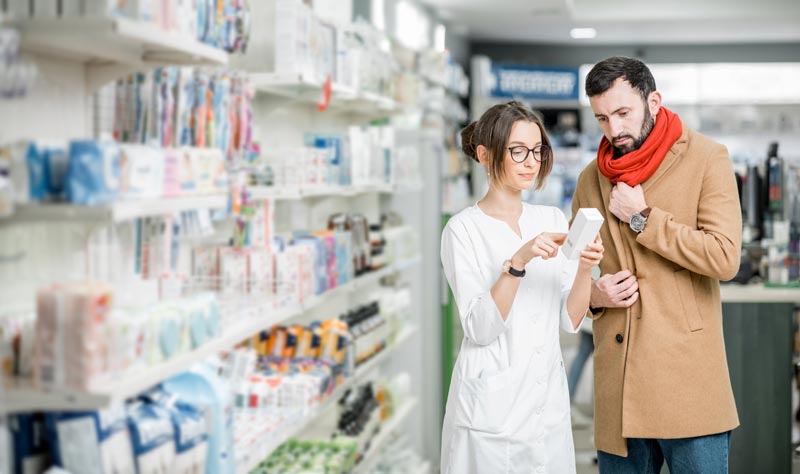 Kundenbindung: Das E-Rezept als Fundament der modernen Apothekenführung 1 Persönliche pharmazeutische Beratung in einer österreichischen Apotheke vor Ort zwischen einer Apothekerin und einem Kunden, Stichwort E-Rezept.
(c) AdobeStock