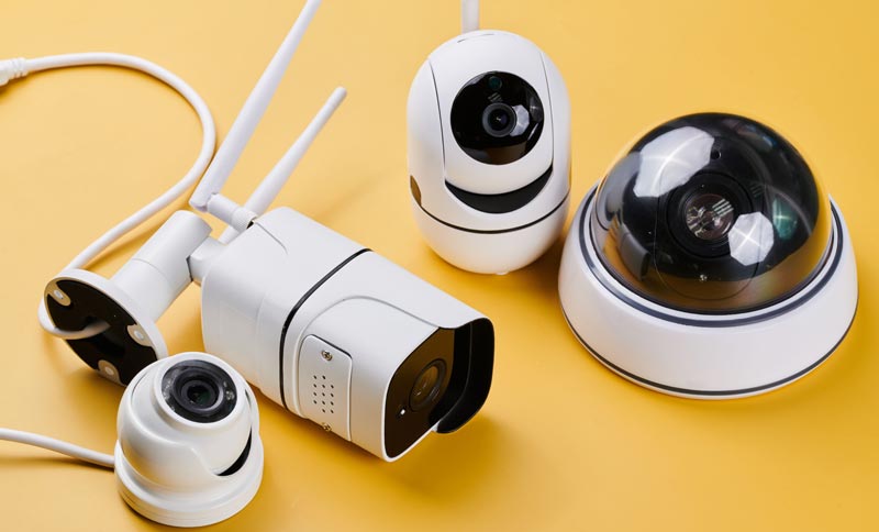 Verschiedene weiße Überwachungskameras und Smart-Home-Kameras auf einem gelben Hintergrund.
(c) AdobeStock