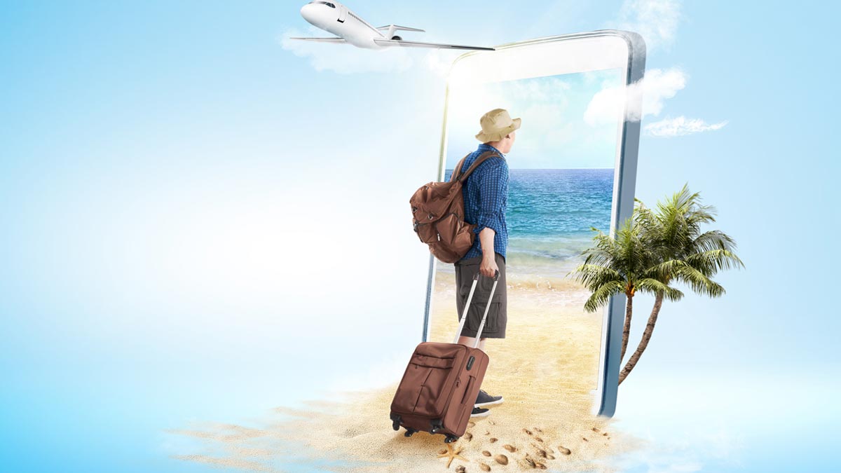 Roaming-Fallen im Urlaub: Die schmerzhafte Wahrheit über Smartphone-Mythen Eine kreative Bildkomposition: Ein Reisender mit Rucksack und Rollkoffer blickt durch den riesigen Bildschirm eines Smartphones, aus dem ein Sandstrand mit einer Palme ragt. Über ihm fliegt ein Passagierflugzeug vor blauem Hintergrund. (c) AdobeStock