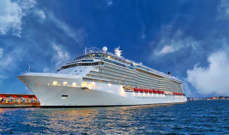 Roaming-Fallen im Urlaub: Die schmerzhafte Wahrheit über Smartphone-Mythen 1 Ein Kreuzfahrtschiff, das vor Anker liegt in einem kleinen Hafen, Stichwort roaming.(c) AdobeStock