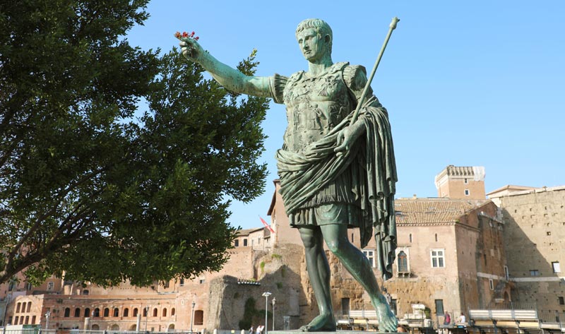 Eine antike Bronzestatue eines römischen Kaisers (Augustus) in voller Rüstung mit erhobenem Arm vor blauem Himmel, Stichwort Urologische Sexualmedizin.(c) AdobeStock