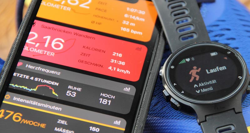 Wearables – Alter, Herzwerte und Fitness im Ü50-Check 2 Eine Garmin-Sportuhr mit der Anzeige „Laufen“ liegt neben einem Smartphone, das eine Fitness-App mit Herzfrequenz-Daten (Ruhepuls 53) und Aktivitätsstatistiken auf Deutsch zeigt.
(c) AdobeStock