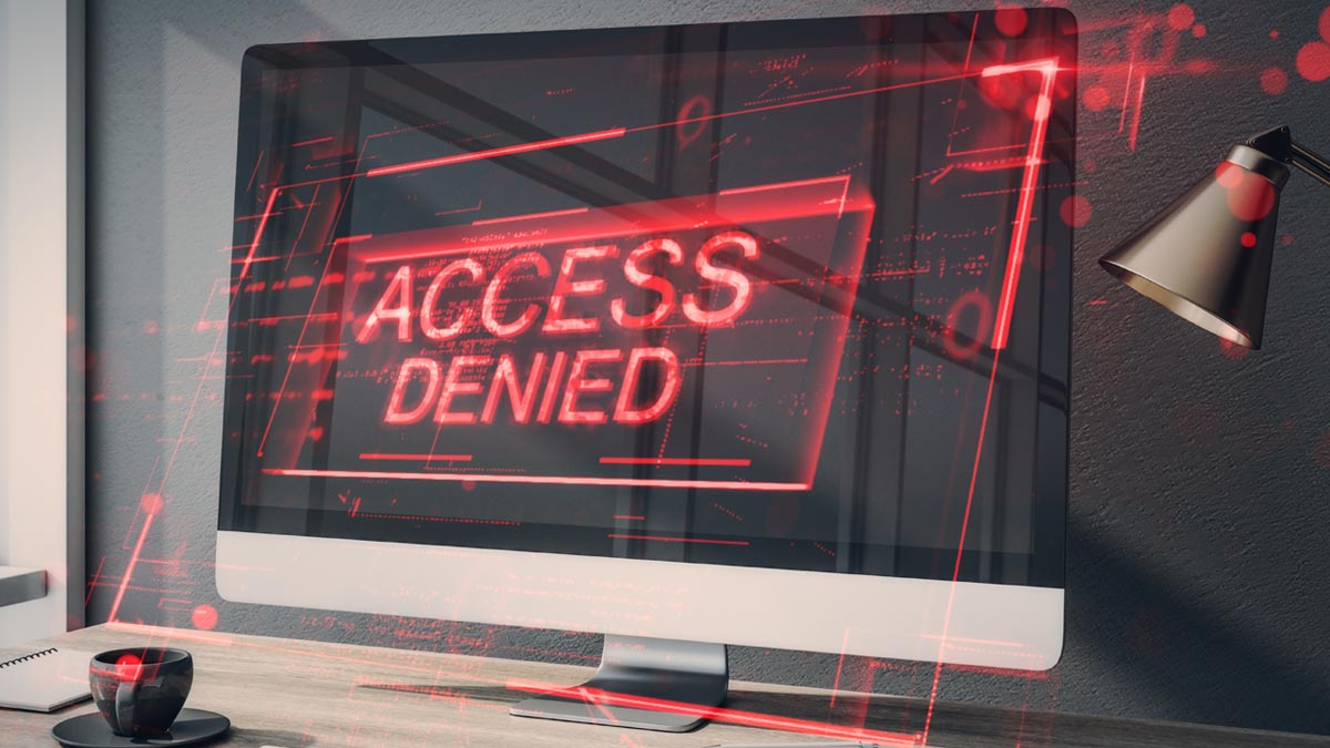 Digitaler Nachlass: Passwörter und Online-Konten richtig regeln Ein moderner Desktop-Computer auf einem Schreibtisch, auf dessen Bildschirm in leuchtend roter, digitaler Schrift die Warnung „ACCESS DENIED“ (Zugriff verweigert) zu sehen ist. (c) AdobeStock