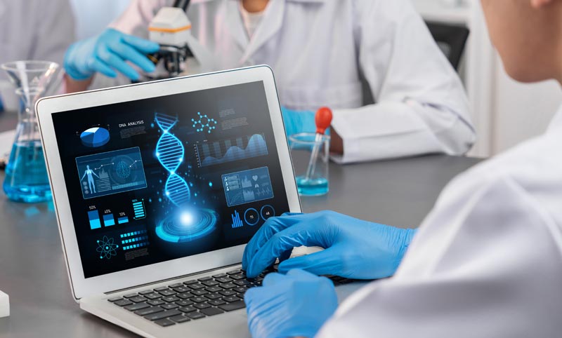 Evidenz auf Augenhöhe: Wie die Generation 50+ medizinische Studien liest 1 Forscher im Labor analysiert komplexe DNA-Daten auf einem Laptop und schafft medizinische Studien und wissenschaftliche Evidenz auf Augenhöhe.(c) AdobeStock