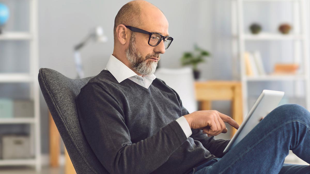 Evidenz auf Augenhöhe: Wie die Generation 50+ medizinische Studien liest Ein reifer, konzentrierter Mann mit Brille analysiert kritisch medizinische Studien online auf seinem Tablet für echte Evidenz auf Augenhöhe. (c) AdobeStock