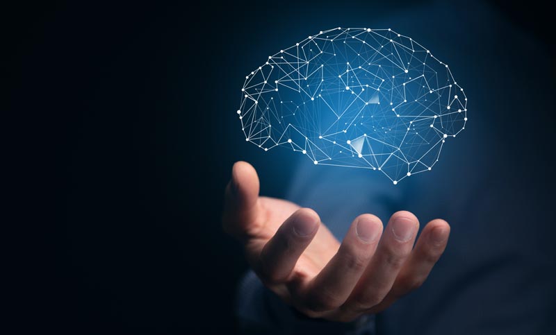 Gehirn fit halten im Alter: Smartphone schlägt Sudoku 2 Eine Hand hält ein abstraktes, leuchtendes digitales Netzwerk in Form eines Gehirns als Symbol für kognitive Reserve und das Gehirn fit halten im Alter.(c) AdobeStock