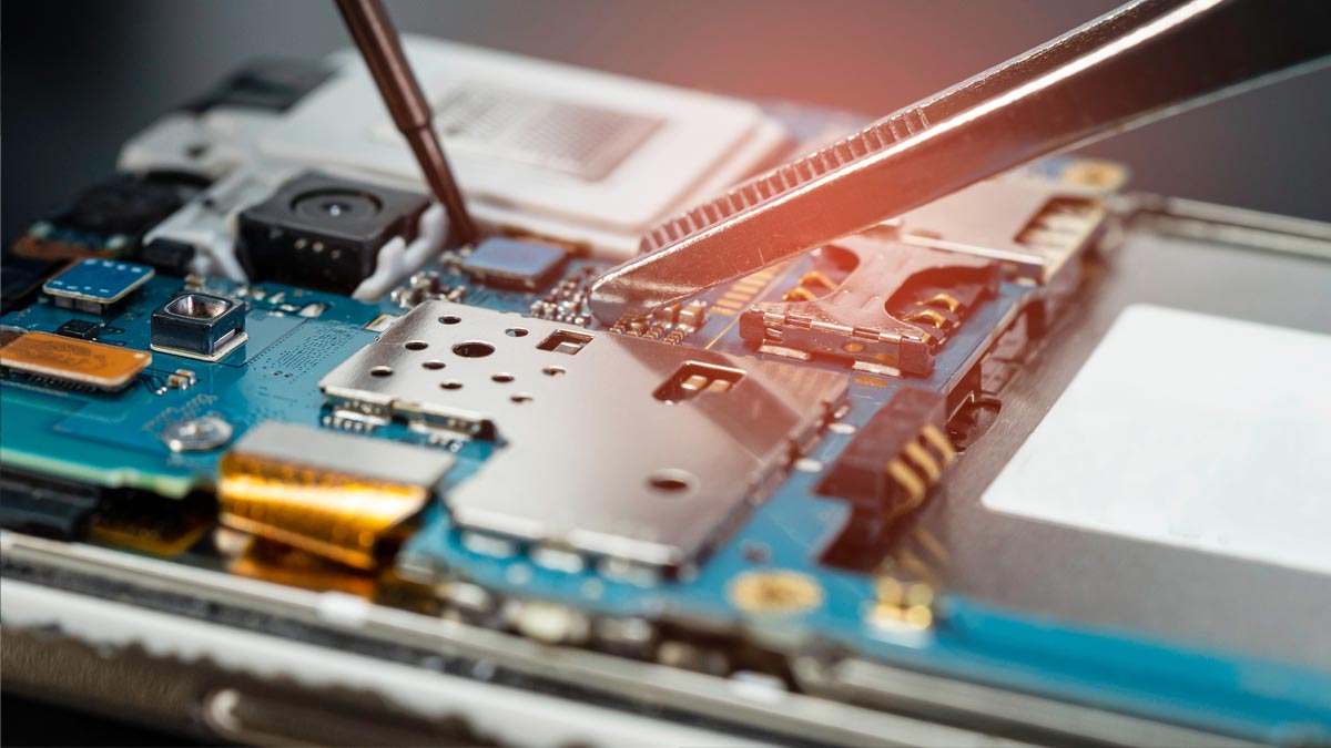 Unlearning: Warum Verlernen die härteste Disziplin im Alter ist Eine geöffnete Computerfestplatte, die von zwei Händen mit einer feinen Pinzette und einem kleinen Schraubenzieher präzise und mechanisch bearbeitet wird. (c) AdobeStock