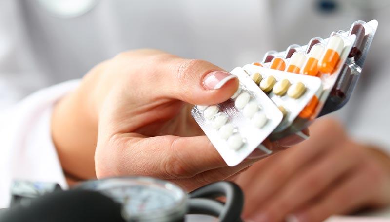 Abnehmspritze ab 50: Warum Fett schmilzt, aber die Substanz leidet 2 Eine Ärztin hält mehrere Blisterpackungen mit verschiedenen Tabletten und Kapseln in der Hand, Stichwort Abnehmspritze ab 50.(c) AdobeStock