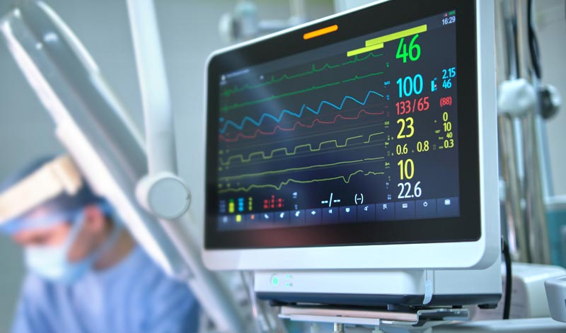Medizinischer Patientenmonitor auf einer Intensivstation mit EKG-Kurven und Vitalwerten, Stichwort Präventionsmedizin in Österreich.(c) AdobeStock