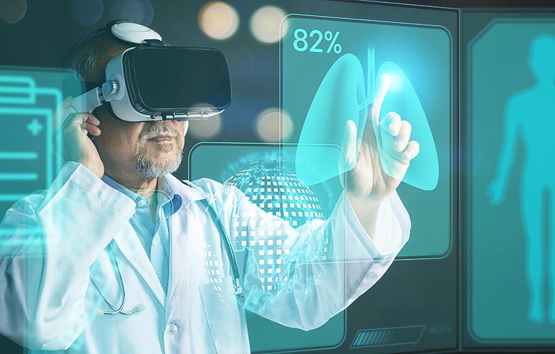 Vorsorgeuntersuchung Österreich: Das überfällige Evidenz-Update für Ihre Gesundheit 2 Arzt mit VR-Brille analysiert digitale Körperdaten und Lungen-Schnittbilder auf einem virtuellen Interface.(c) AdobeStock